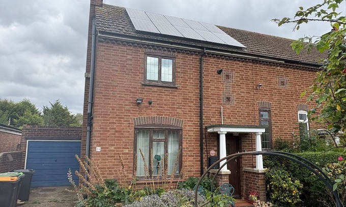 Bromham Cottage | Cosy country cottage for relaxing or for peaceful work setting .