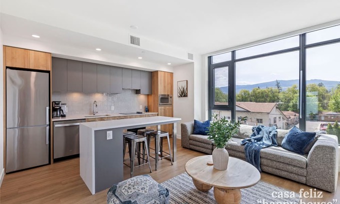 South Pandosy Apartment | Lakeside Retreat w/Rooftop Pool, Hot Tub, Firepits & BBQs – 10 min to Downtown