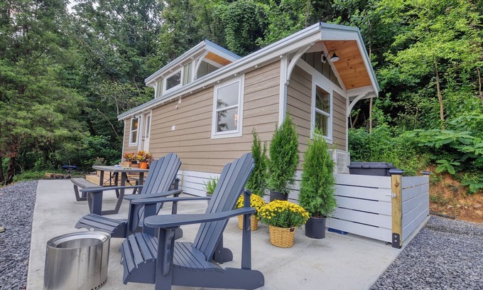 Newport Cabin | The Leconte Tiny Home Overlooking the Pigeon River