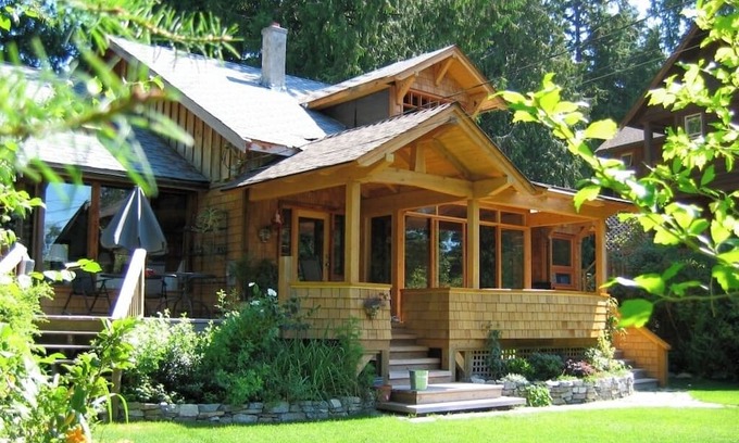 Roberts Creek House | Roberts Creek: Charming 3-bedroom/2 bath post 'n beam steps to Henderson Beach