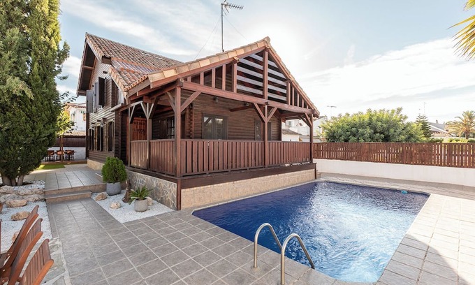 L'Eliana Ski Chalet | Wooden house with private pool, located in an emblematic place of Valencia.