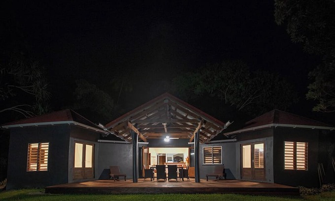 Mele House | Beachfront paradise,super fast internet,queen beds, private