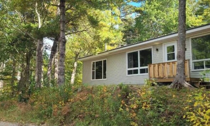 Lower Ohio House | Peaceful cozy cottage next to Welshtown Lake with fire bit in the back yard.