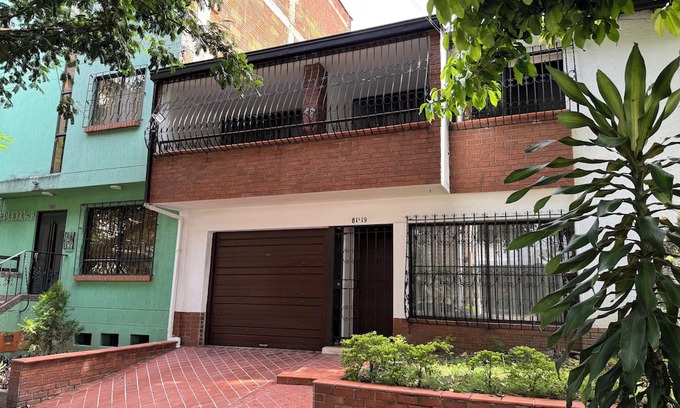 La Castellana House | Spacious 5-bedroom house in beautiful in Laureles Medellín with WiFi