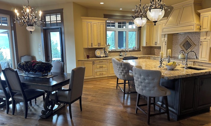 Sicamous House | Luxury home in Sicamous, overlooking Mara lake in the Shuswap