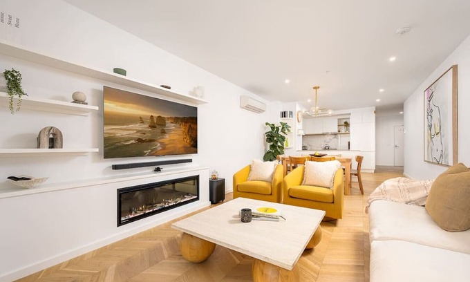 Preston Apartment | Spacious City Fringe Charm – Pool, Balcony & Park