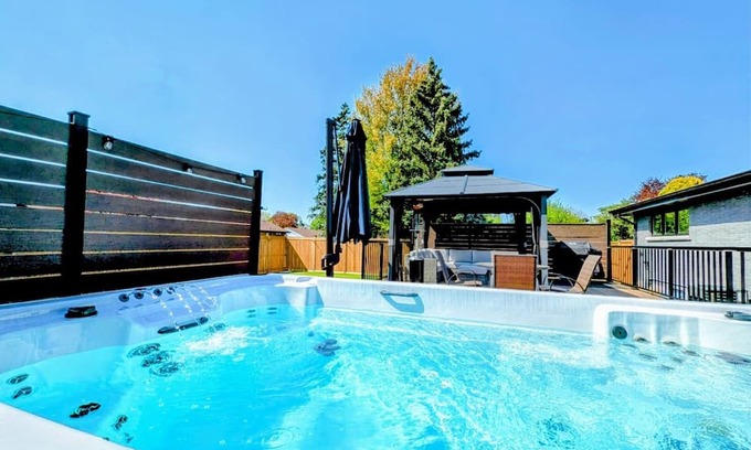 Niagara Falls House | Relax in Nature| SwimSpa + Fire Pit| Niagara Falls