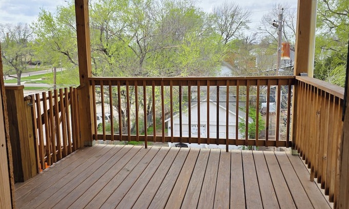 Topeka Apartment | Beautifully Renovated 1 Bed, 1 Bath, Pet-Friendly Apt, 2 Blks From State Capitol