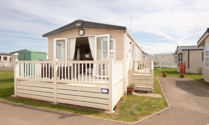Dymchurch House | Stay By The Sea, Beach, Swimming Pool, Arcade