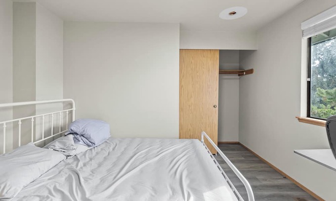 Federal Way House | A beautiful private bedroom in a peaceful neighborhood in Federal Way- Twin-lake