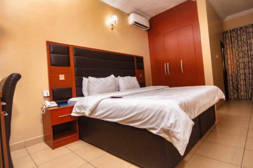 Oshodi-Isolo Hotel | Femad Airport Hotel