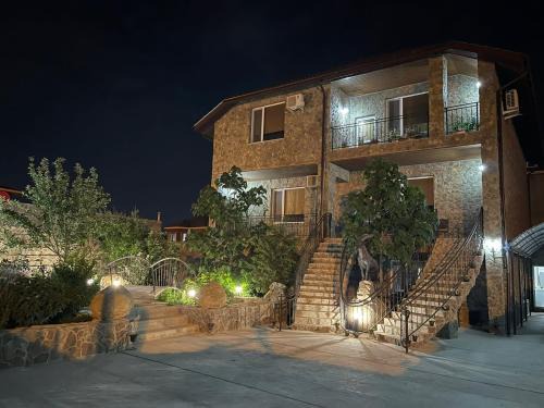 Aktau House | 3х этажный Дом с 6 спальными комнатами, в каждой комнате сан узел и душ