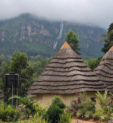 Eastern Region Hotel | Cwmbale Eco-Safari Lodges, Restaurant and Zoo.